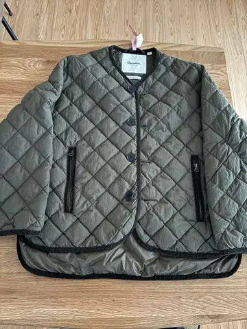 Gymphlex 다이아 퀼트 다운 노카라 자켓