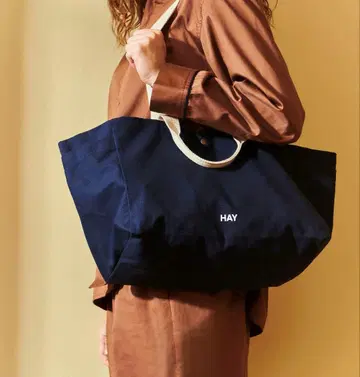 새상품급 HAY Weekend tote bag 네이비