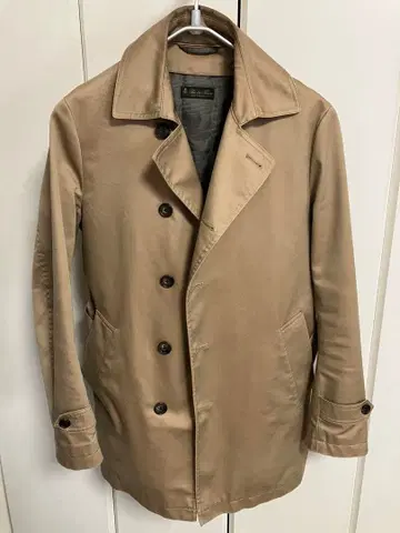 베이지 더블 브레스트 트렌치코트