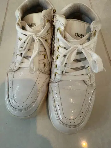 gravis 화이트 하이컷 스니커즈 23.5cm