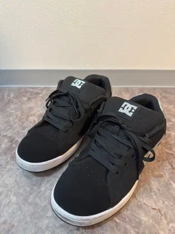 DC 블랙 스니커즈