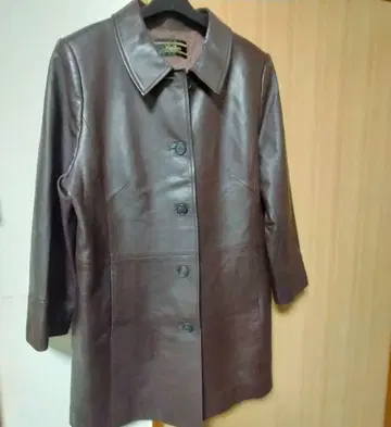 Leilan 다크 브라운 가죽 코트.