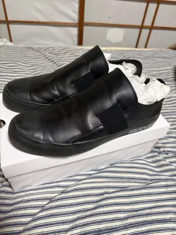 주카 ZUCCA 블랙 가죽 슬립온 스니커즈 27cm 상당