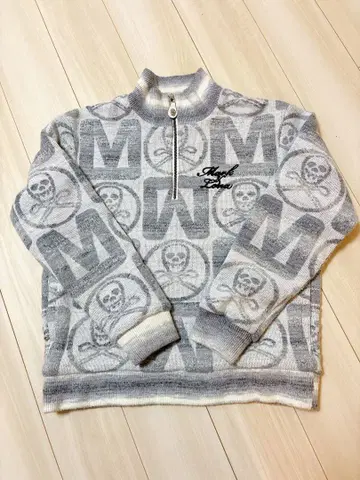 [ 마크앤로나 ] 스컬 디자인 하프 지퍼 스웨터 그레이