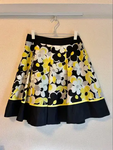 M'S GRACY 플라워 프린트 플레어 스커트 블랙 화이트 옐로우 컬러