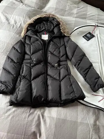 컨디션 최상 MONCLER 블랙 다운 자켓 퍼 포함 S