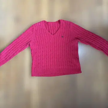 챕스 V넥 케이블 짜임 스웨터 (진한 홍)