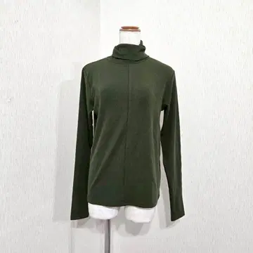 셀렉트 모카 터틀넥 풀오버 모스 그린 심플하고 단정한 느낌