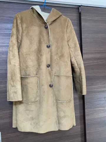 베이지 후드 부착 페이크 무스탕 코트