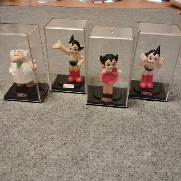 아톰 피규어 4개 세트 케이스 포함