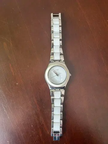 스와치 화이트 아날로그 쿼츠 손목시계