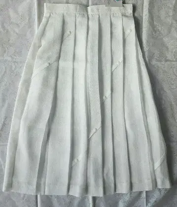 새상품 LA FERE 플레어 스커트 화이트