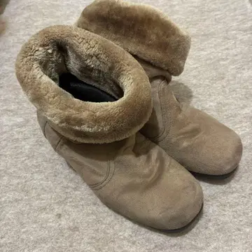 베이지 스웨이드 어그 부츠