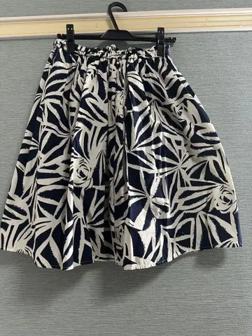 [ Simplicite ] 플레어 스커트 네이비와 화이트의 잎 패턴