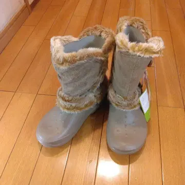 퍼가 달린 그레이 어그 부츠 crocs