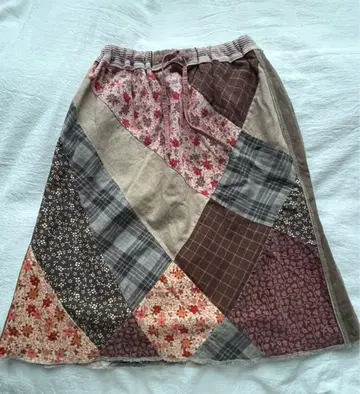패치워크 디자인 미디 스커트