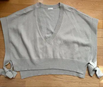 리본 포함 그레이 V넥 니트 베스트