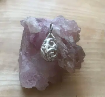 GAGY 히말라야 수정 함유 당초 무늬 펜던트 탑