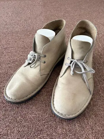 클락스 베이지 가죽 디저트 부츠