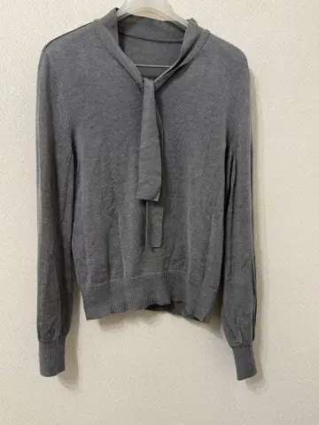 레리안 리본 포함 그레이 긴팔 니트