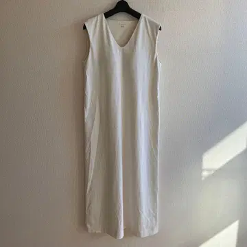 [이번 시즌 처분] 유니클로 마메쿠로구치 슬리브리스 V넥 롱 원피스