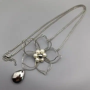 큼직한 플라워 모티브 목걸이 은선에 피는 화이트의 여운