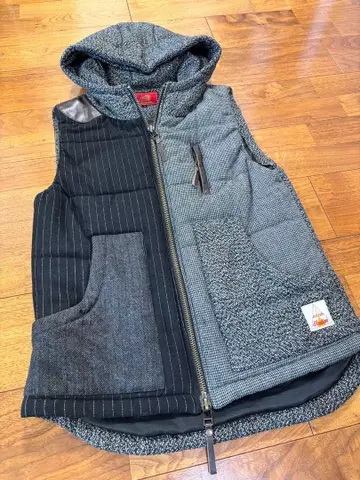 인디언 모토사이클 후드 부착 그레이 계열 다운 베스트