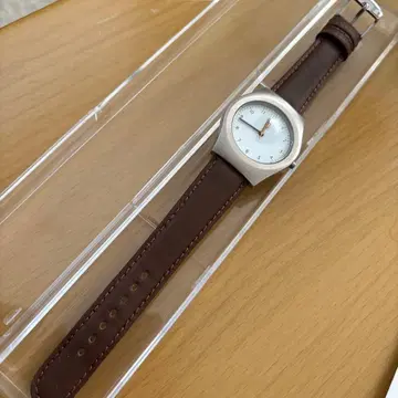 화이트 다이얼 가죽 손목시계 쿼츠