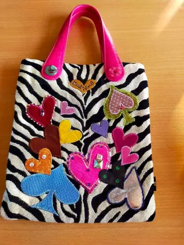 Think Bee! 제브라 패턴 하트 자수 토트백