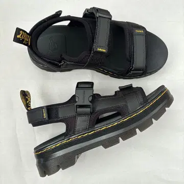Dr. Martens 블랙 스포츠 샌들