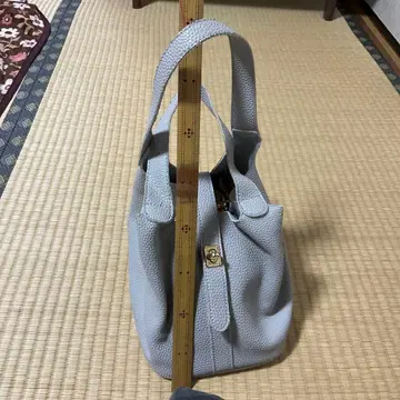 라이트 그레이 가죽 핸드백