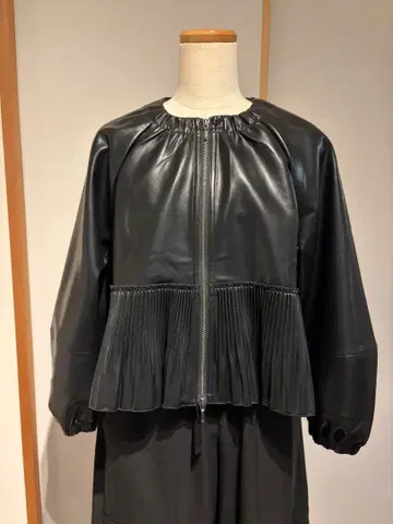 미사용 새상품 마릴린 문 페플럼 페이크 레더 자켓