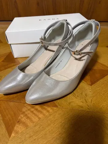 RANDA 샤이니 앵클 스트랩 펌프스