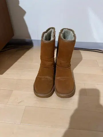 록시 브라운 어그 부츠 로고 포함