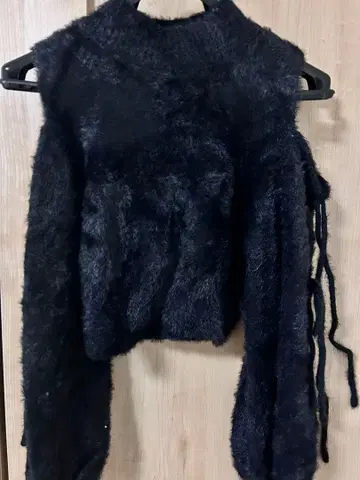 NICE CLAUP 어깨 트임 아자토 리본 니트 FREE SIZE 블랙