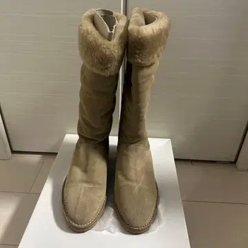 지미추 베이지 스웨이드 퍼 포함 어그 부츠