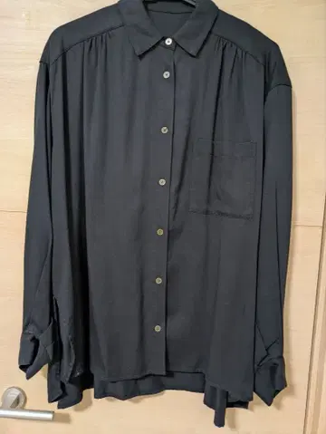 쿨카레안의 블랙 셔츠 블라우스