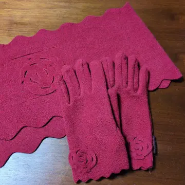 꽃 모티브가 귀여운 빨간색 플리스 스톨과 장갑 세트