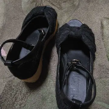 핑크하우스 블랙 레이스 스트랩 샌들