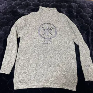 SY32 by SWEET YEARS 빅 로고 하이넥 스웨터
