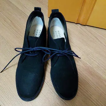 마가렛호웰 블랙 스웨이드 처카 부츠