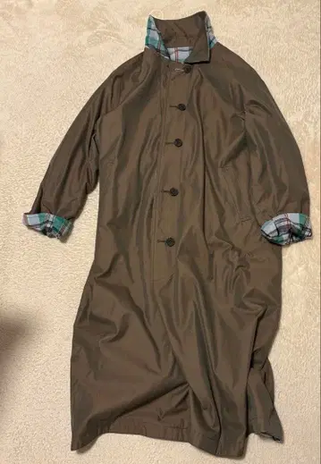 KBF 카키 체크 무늬 안감 트렌치코트