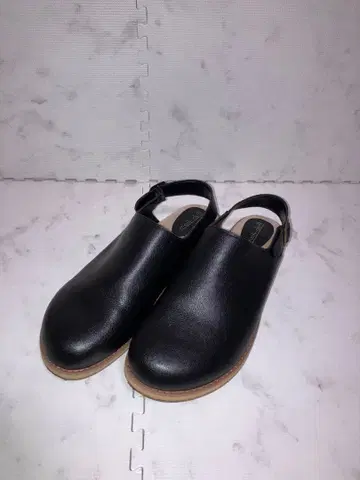 백 스트랩이 달린 클로그 샌들 블랙