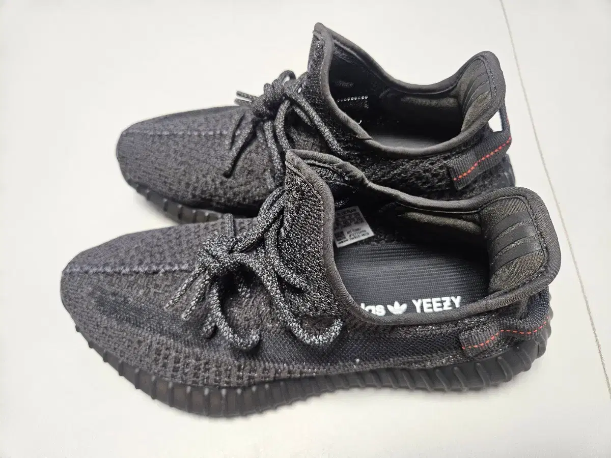 아디다스 이지 부스트 350 V2 논리플렉티브