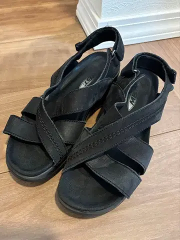 MBT 블랙 샌들