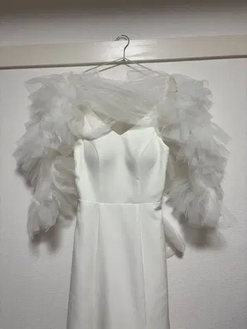 화이트 A라인 드레스 프릴 포함