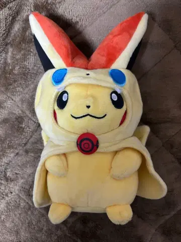 빅티니 판초를 입은 피카츄 봉제 인형