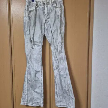 화이트 부츠컷 데님 체인 포함