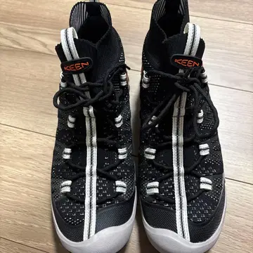 [ 미사용 새상품 ] KEEN 하이컷 스니커즈 블랙/화이트