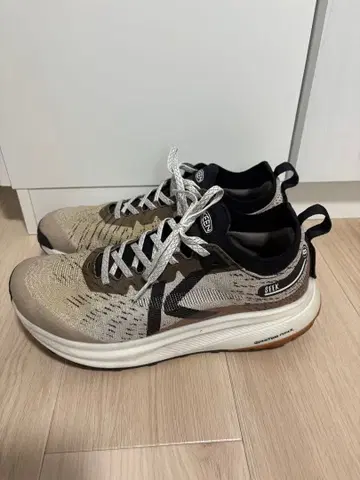 KEEN SEEK 스니커즈 베이지/카키